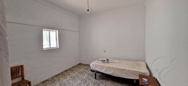 4 soverom Villa til salgs i Antequera med garasje - € 199 000 (Ref: 9932526)