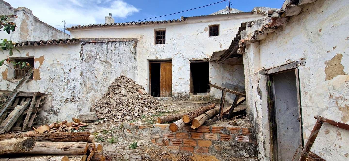 4 soverom Villa til salgs i Antequera med garasje - € 199 000 (Ref: 9932526)