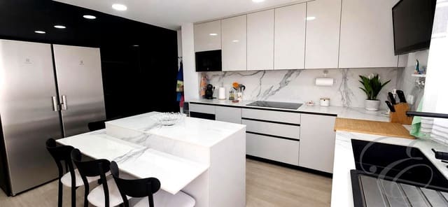 4 slaapkamer Flat te koop in Vélez-Málaga met garage - € 398.000 (Ref: 9972209)