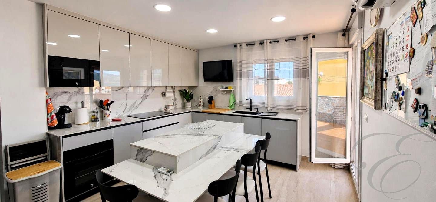 Piso de 4 habitaciones en Vélez-Málaga en venta con garaje - 398.000 € (Ref: 9972209)