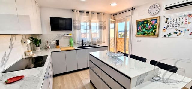 Piso de 4 habitaciones en Vélez-Málaga en venta con garaje - 398.000 € (Ref: 9972209)