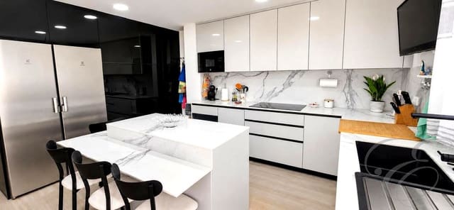Piso de 4 habitaciones en Vélez-Málaga en venta con garaje - 398.000 € (Ref: 9972209)