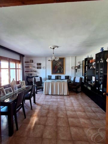 4 slaapkamer Villa te koop in Loja met zwembad garage - € 269.900 (Ref: 9992013)