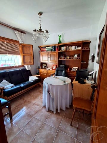 4 slaapkamer Villa te koop in Loja met zwembad garage - € 269.900 (Ref: 9992013)