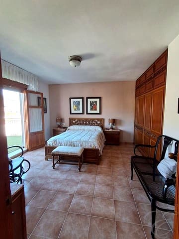 4 slaapkamer Villa te koop in Loja met zwembad garage - € 269.900 (Ref: 9992013)