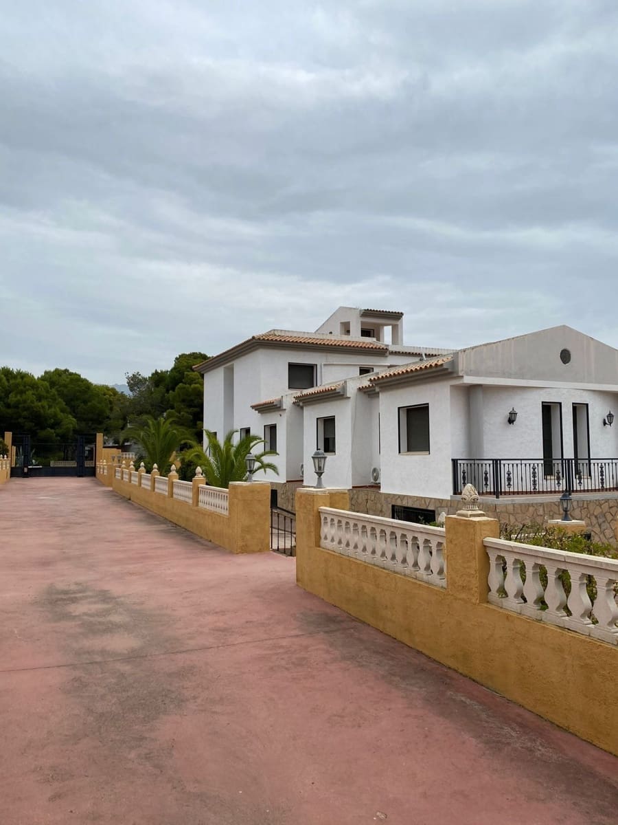 6 bedroom Villa for sale in Altea with pool garage - € 1,950,000 (Ref: 7056043)