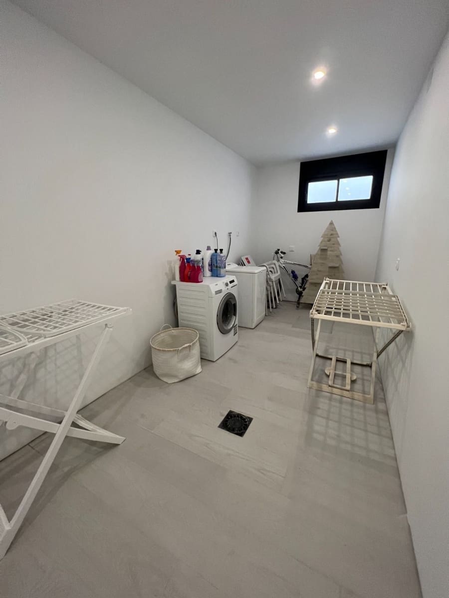 5 bedroom Villa for sale in Finestrat with pool garage - € 1,890,000 (Ref: 7058740)