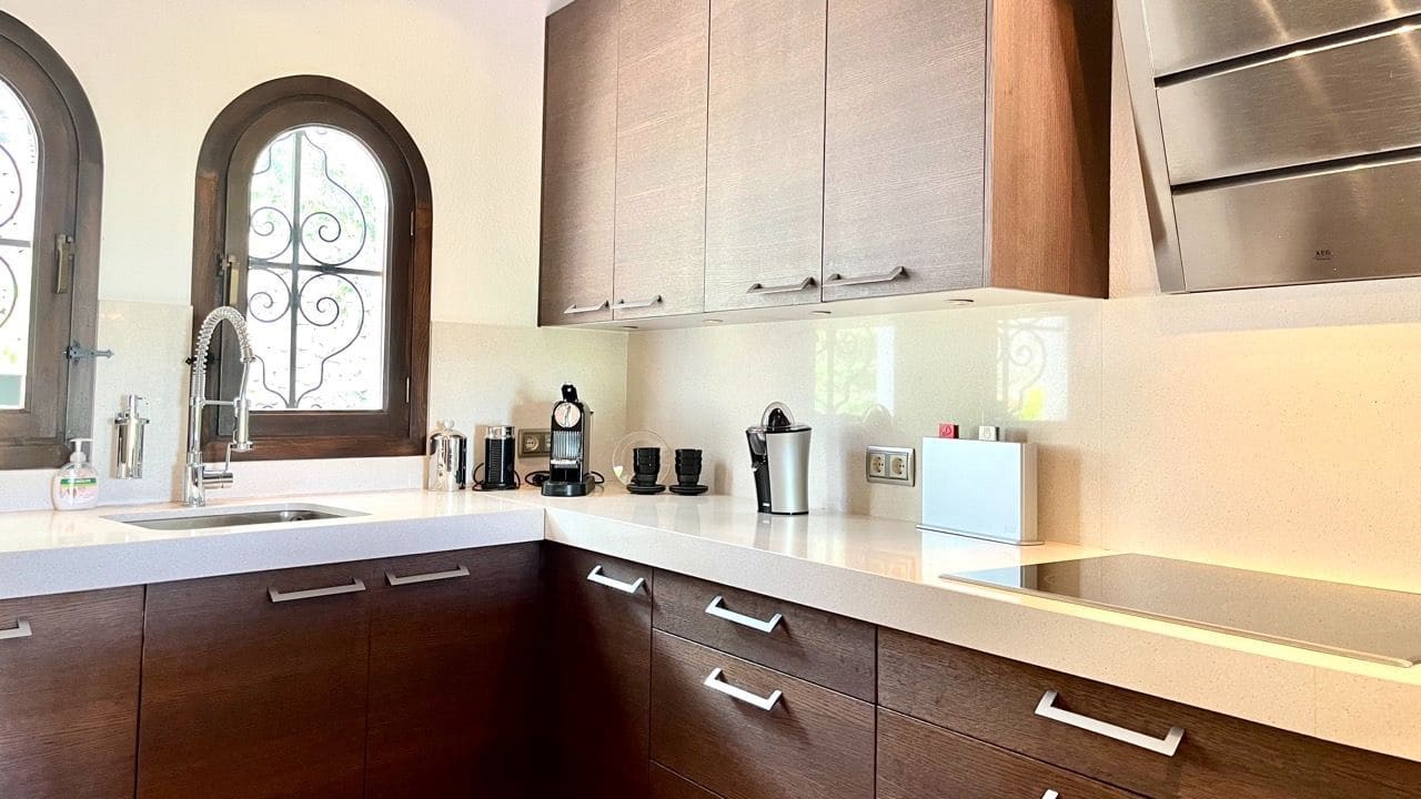 4 bedroom Villa for sale in Altea with pool - € 1,795,000 (Ref: 7087533)