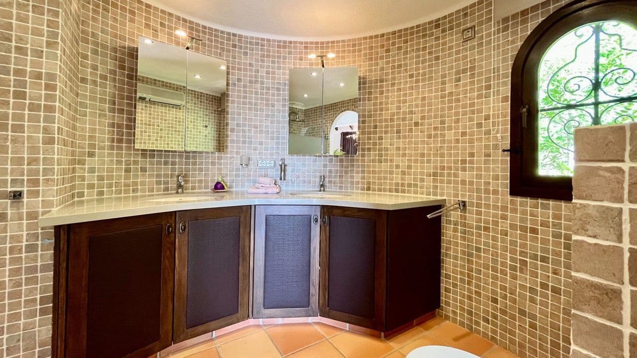 4 bedroom Villa for sale in Altea with pool - € 1,795,000 (Ref: 7087533)