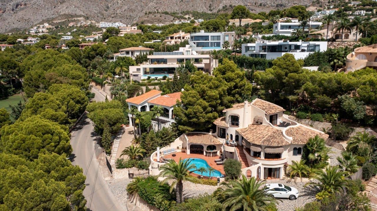 4 bedroom Villa for sale in Altea with pool - € 1,795,000 (Ref: 7087533)