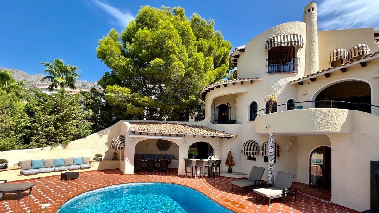 4 bedroom Villa for sale in Altea with pool - € 1,795,000 (Ref: 7087533)