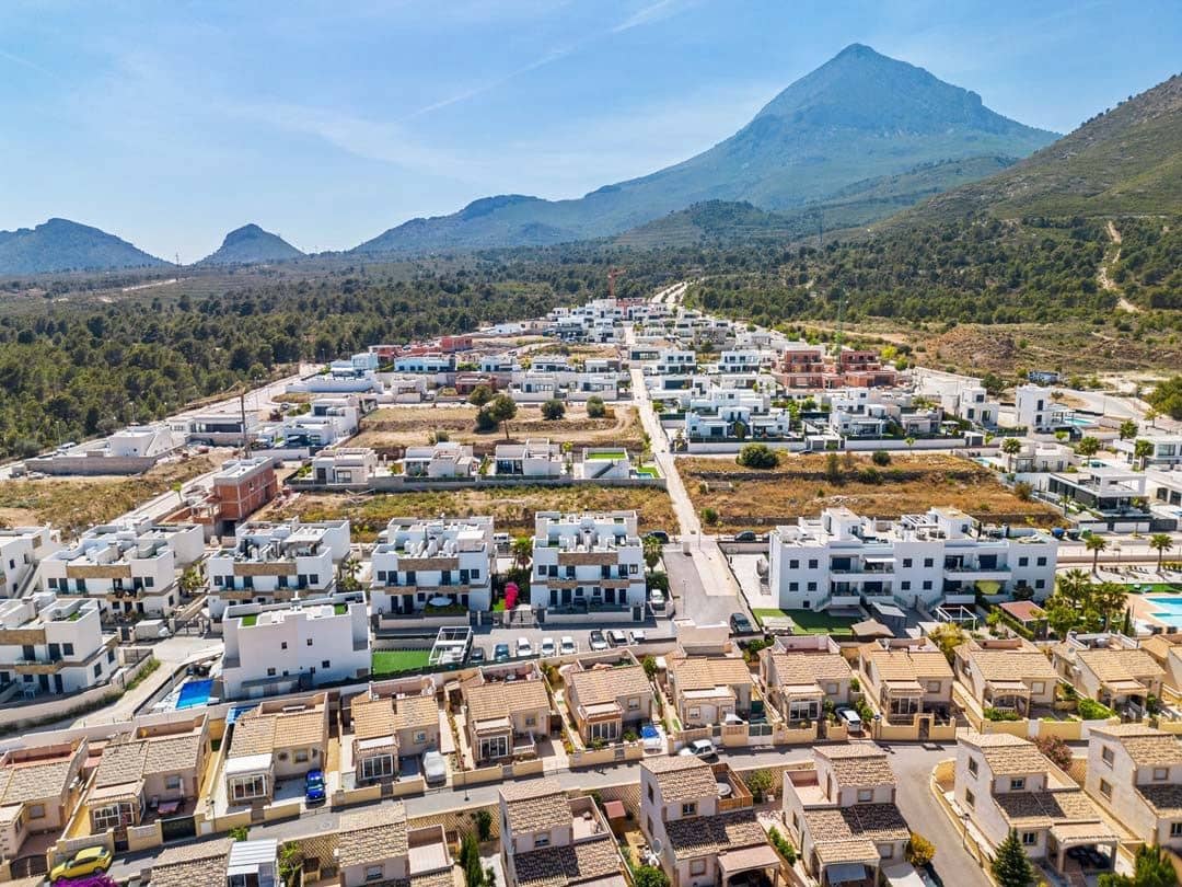 2 bedroom Flat for rent in Polop with pool garage - € 1,550 (Ref: 9610775)