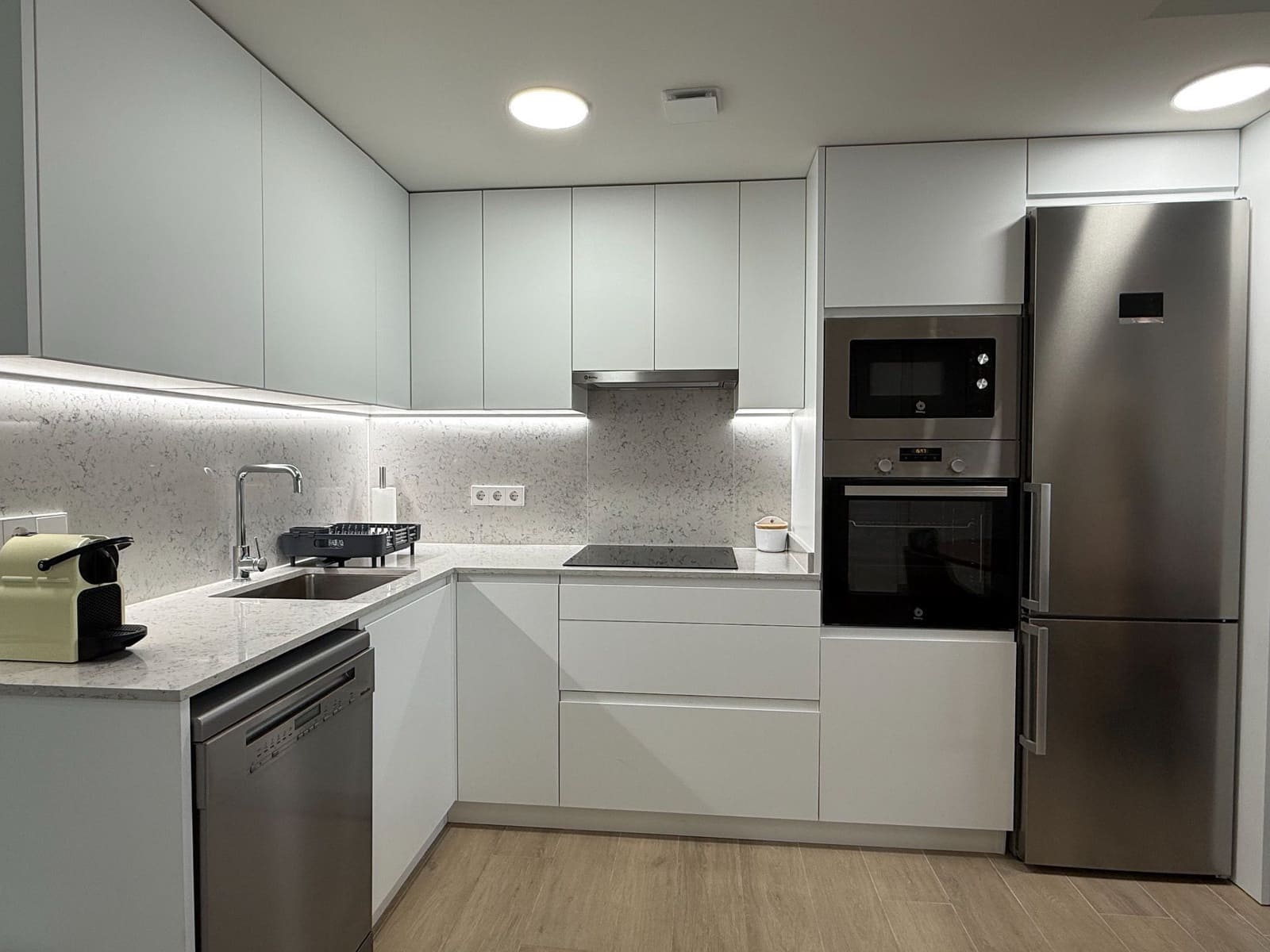 Apartamento de 3 habitaciones en Sant Antoni de Calonge en alquiler con piscina garaje - 3.500 € (Ref: 9811220)