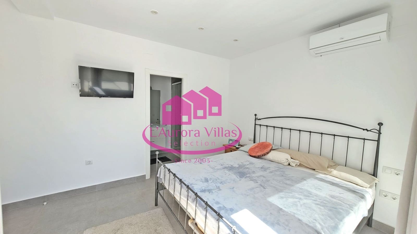 5 bedroom Villa for sale in Arenal with pool garage - € 995,000 (Ref: 6485835)