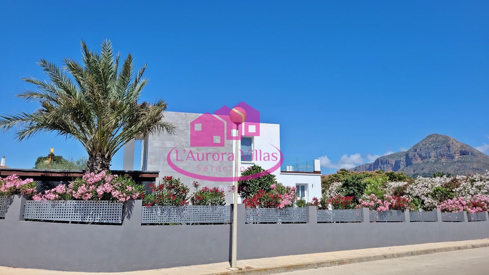 5 bedroom Villa for sale in Arenal with pool garage - € 995,000 (Ref: 6485835)