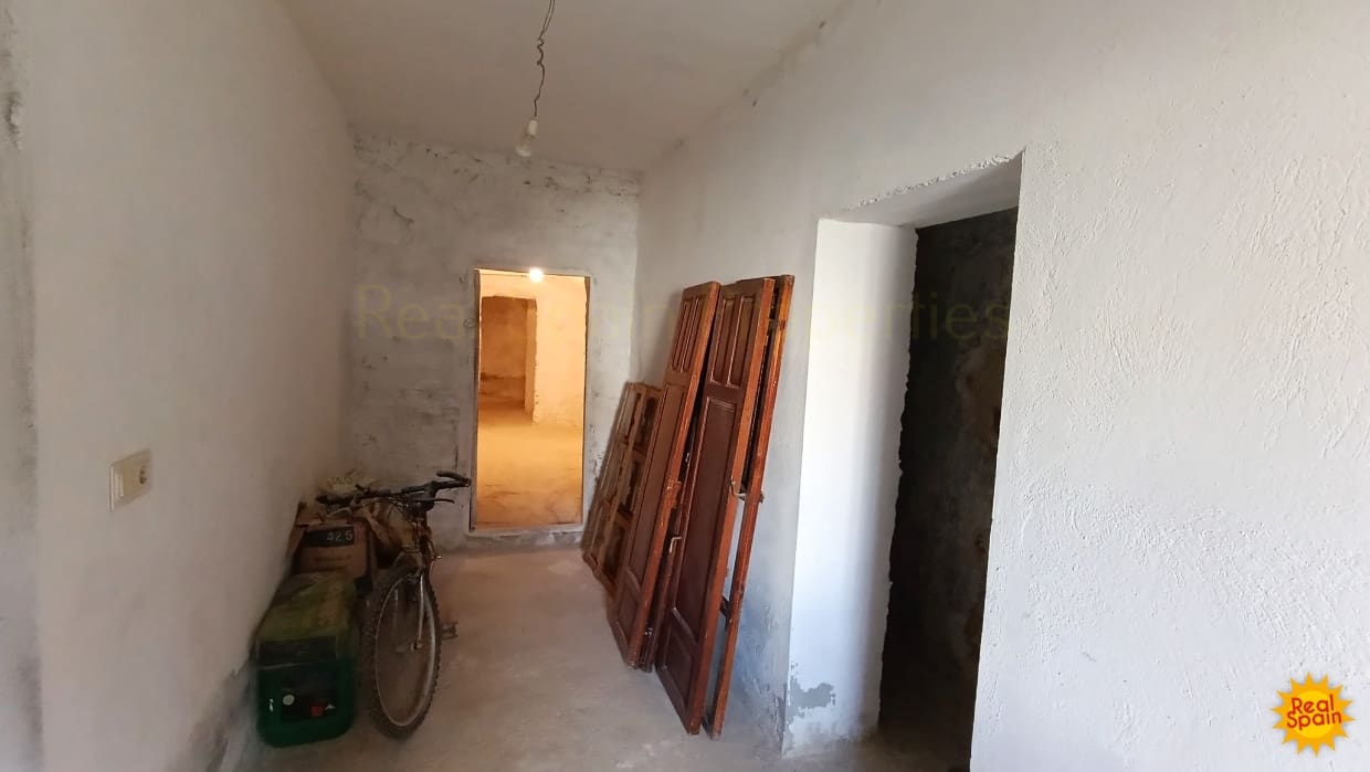 4 bedroom Cave House for sale in Benamaurel - € 229,000 (Ref: 9398093)