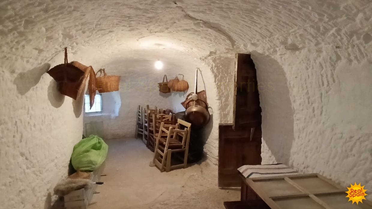 4 bedroom Cave House for sale in Benamaurel - € 229,000 (Ref: 9398093)