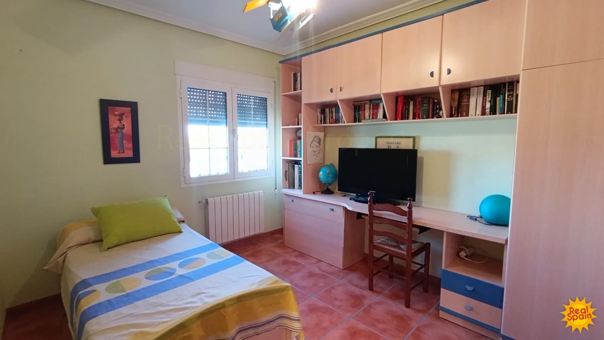 4 bedroom Cave House for sale in Benamaurel - € 229,000 (Ref: 9398093)