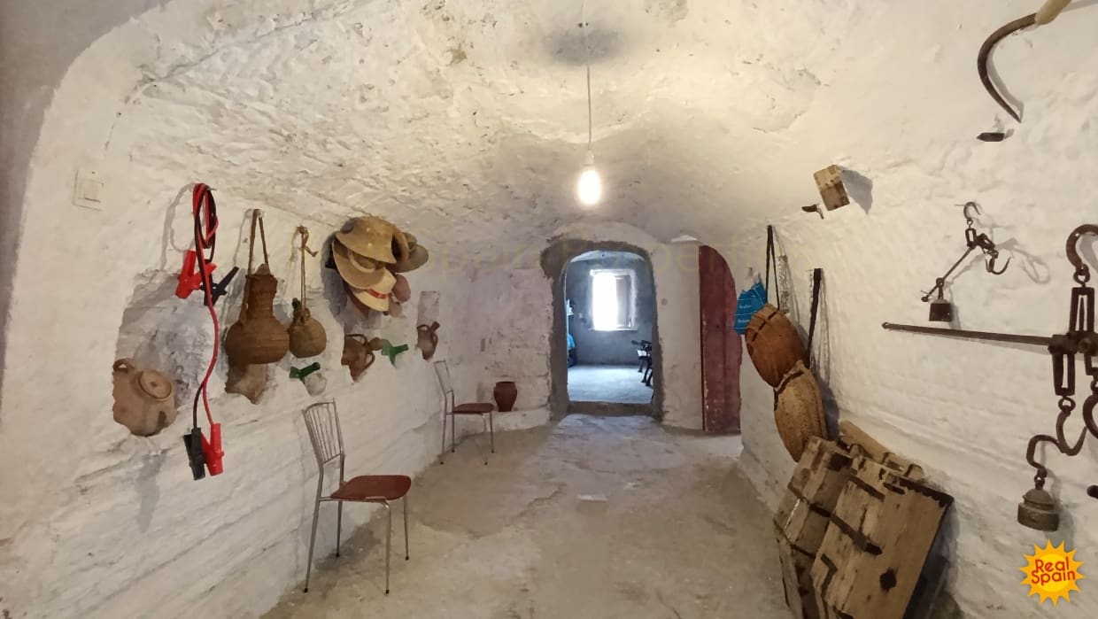 4 bedroom Cave House for sale in Benamaurel - € 229,000 (Ref: 9398093)