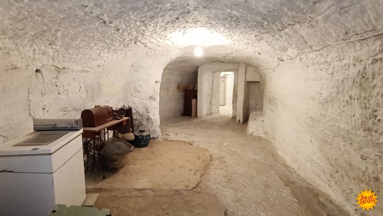 4 bedroom Cave House for sale in Benamaurel - € 229,000 (Ref: 9398093)