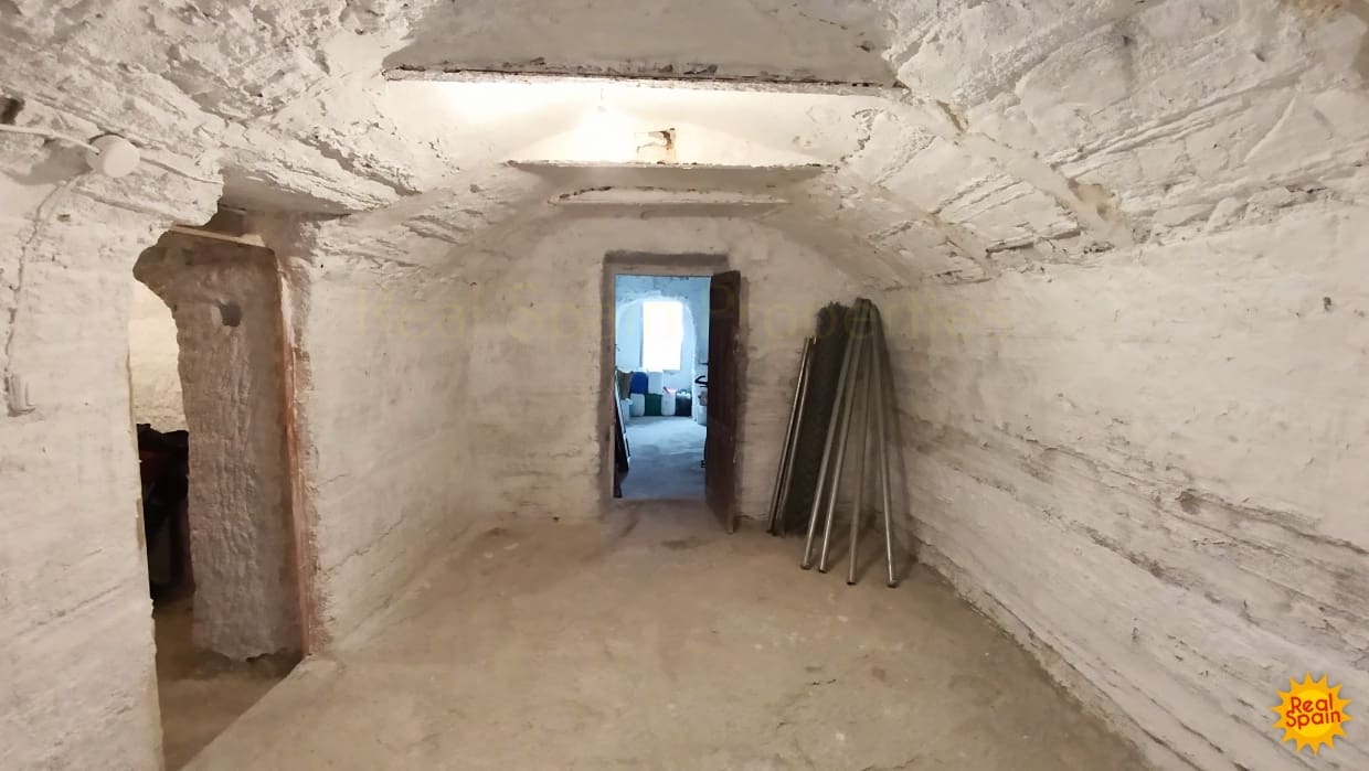 4 bedroom Cave House for sale in Benamaurel - € 229,000 (Ref: 9398093)