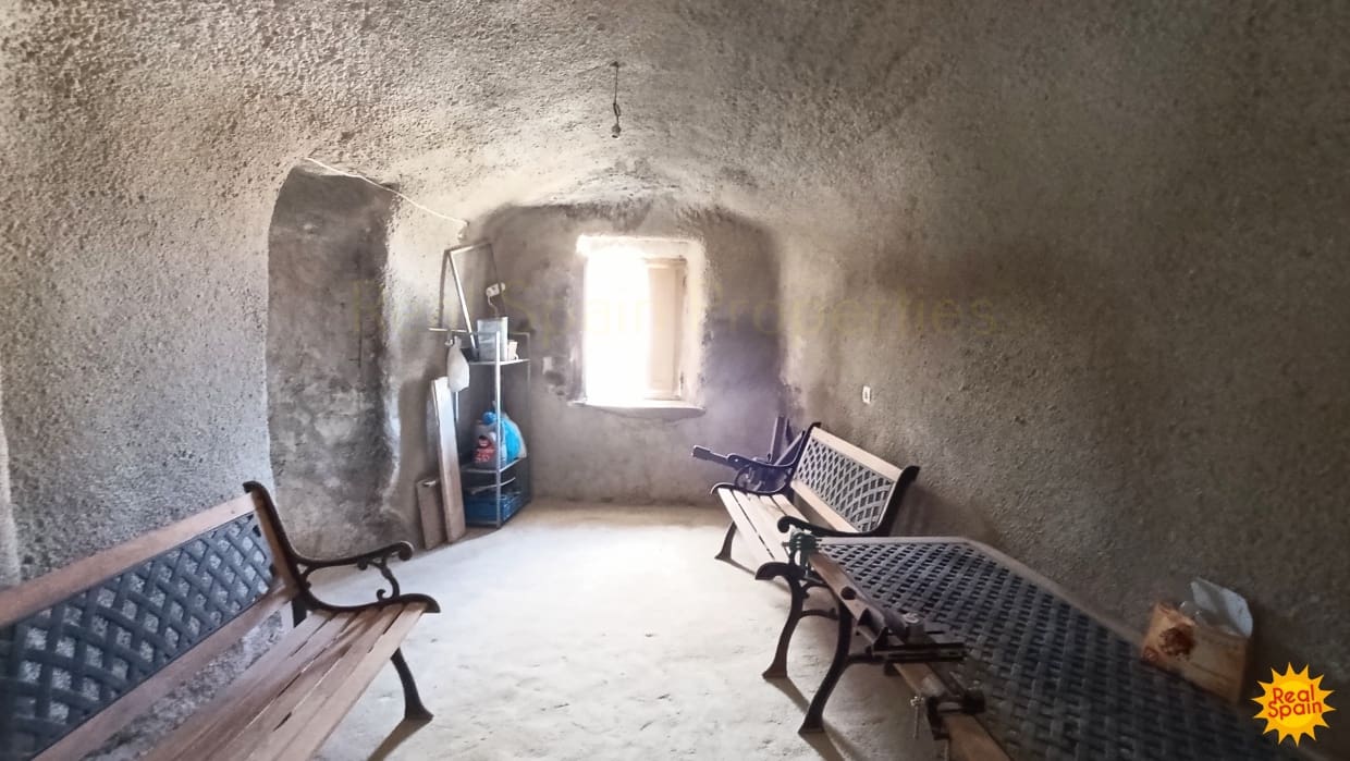 4 bedroom Cave House for sale in Benamaurel - € 229,000 (Ref: 9398093)