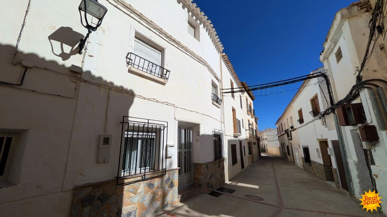 4 bedroom Townhouse for sale in Velez-Blanco - € 95,000 (Ref: 9800818)