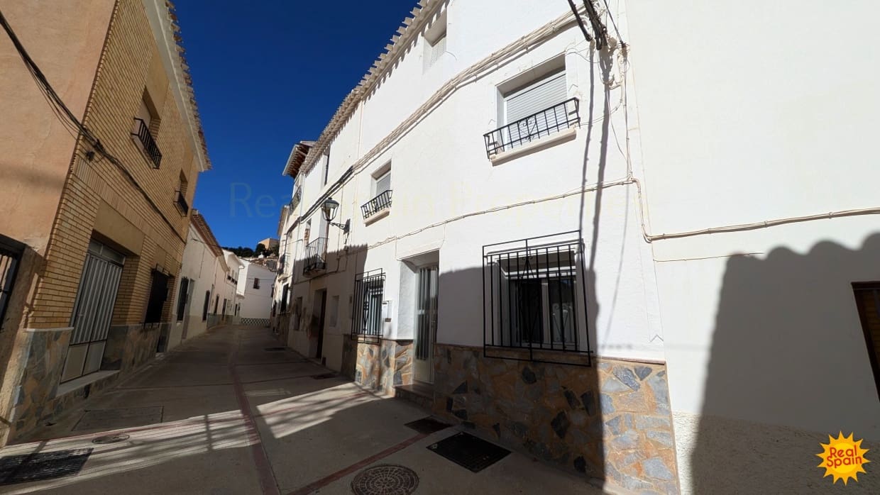 4 bedroom Townhouse for sale in Velez-Blanco - € 95,000 (Ref: 9800818)