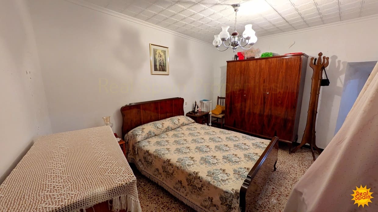 4 bedroom Townhouse for sale in Velez-Blanco - € 95,000 (Ref: 9800818)