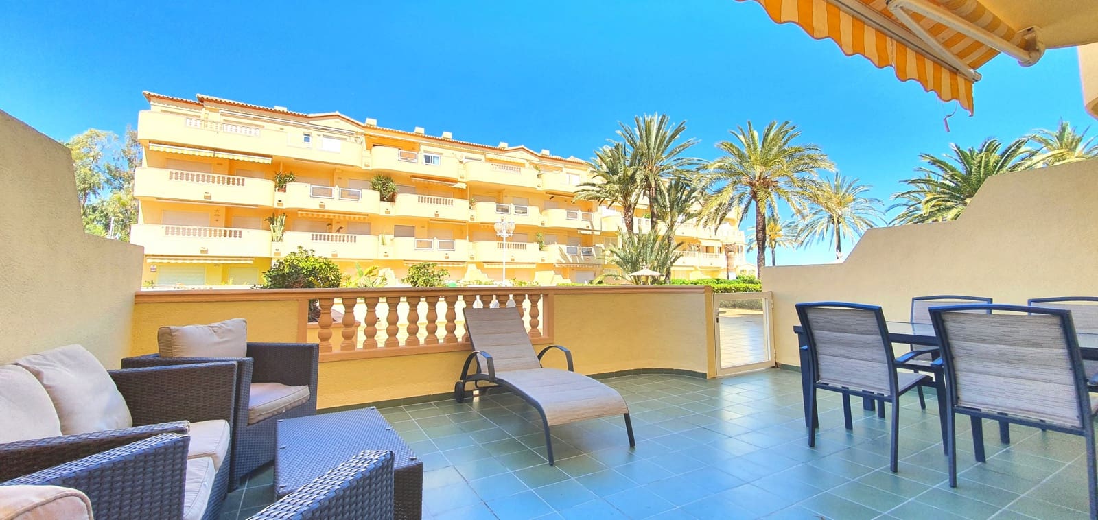 3 bedroom Beach Apartment for holiday rental in Denia with pool garage - € 665 (Ref: 9758107)