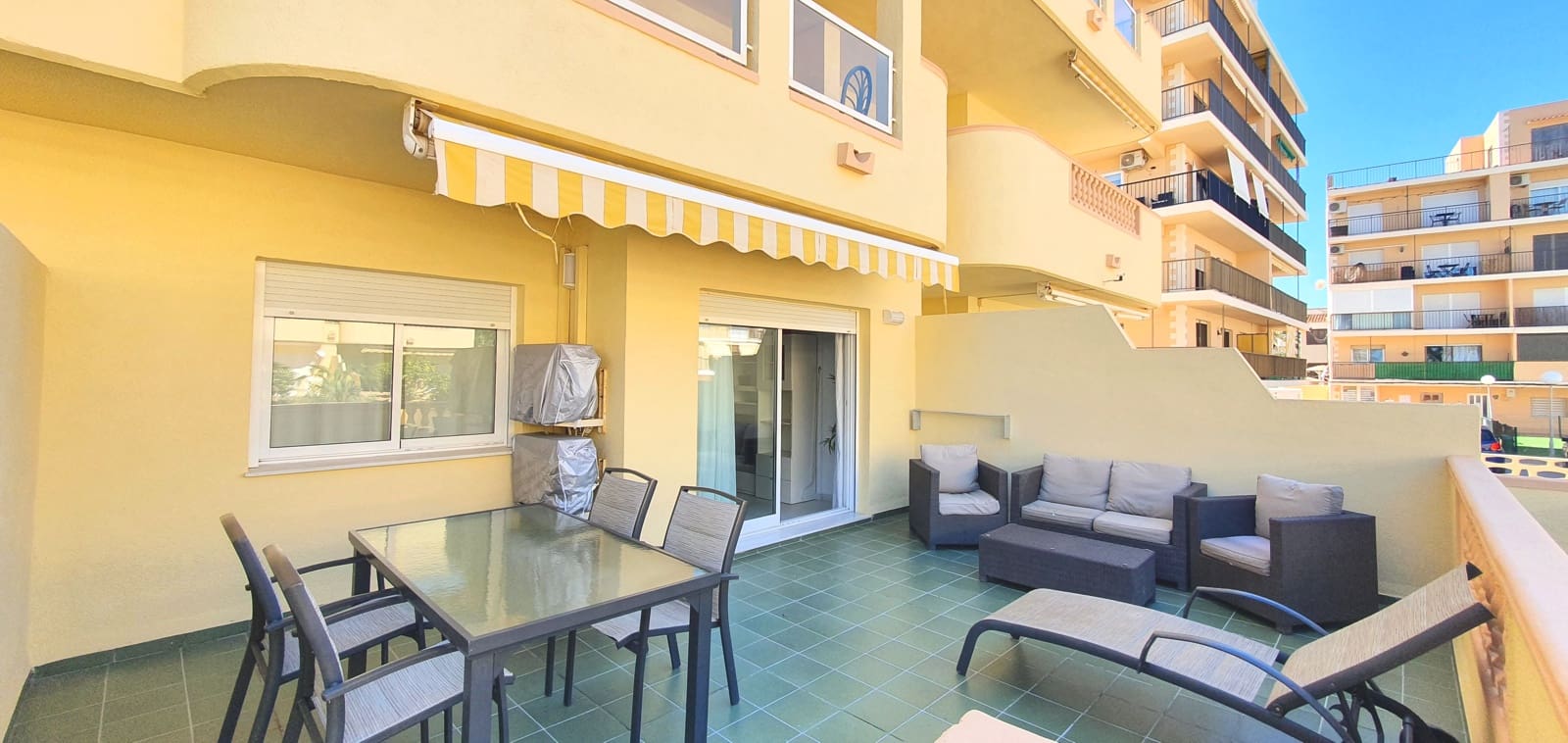 3 bedroom Beach Apartment for holiday rental in Denia with pool garage - € 665 (Ref: 9758107)