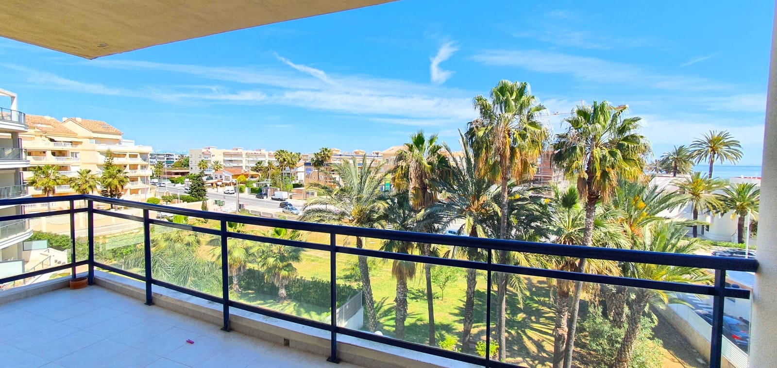 2 bedroom Beach Apartment for holiday rental in Denia with pool garage - € 400 (Ref: 9760090)