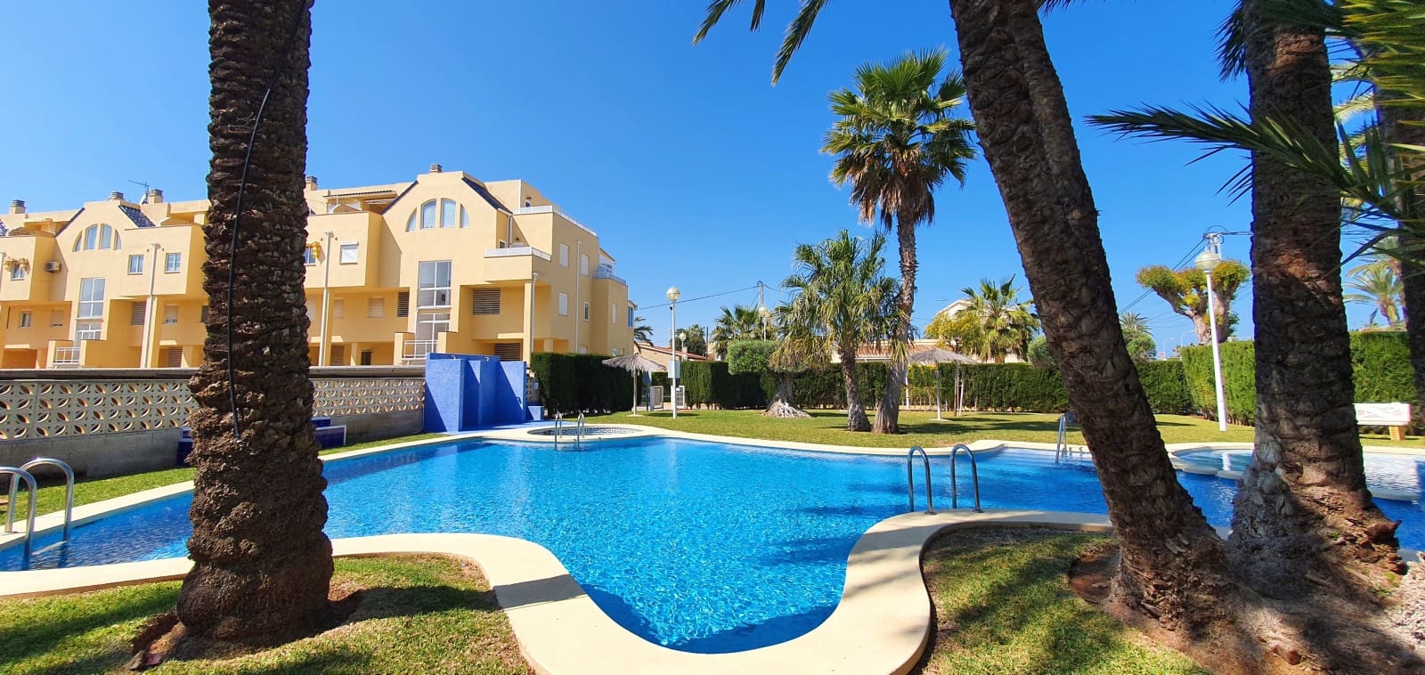   1 soveværelse   ferieStrandlejlighed i Denia   med   swimmingpool  garage  - € 420 (Ref: 9760990)