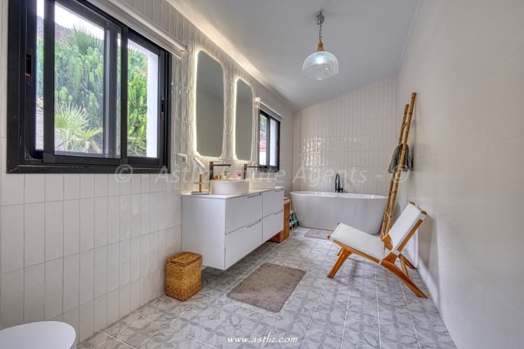 5 soverom Villa til salgs i Los Gigantes med svømmebasseng - € 1 950 000 (Ref: 8518536)