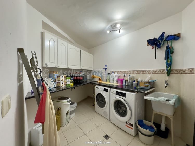 4 soveværelse Villa til salg i Adeje med swimmingpool - € 710.000 (Ref: 8868294)