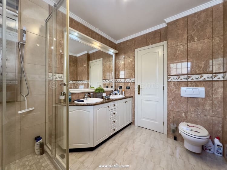 4 soveværelse Villa til salg i Adeje med swimmingpool - € 710.000 (Ref: 8868294)