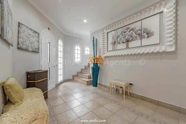 3 soveværelse Villa til salg i Callao Salvaje, Adeje med swimmingpool - € 795.000 (Ref: 8901601)