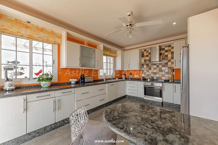 3 soverom Villa til salgs i Callao Salvaje med svømmebasseng - € 795 000 (Ref: 8901601)