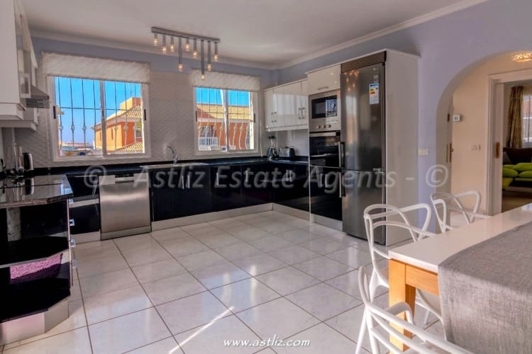 5 soverom Villa til salgs i Callao Salvaje med svømmebasseng - € 1 130 000 (Ref: 8940936)