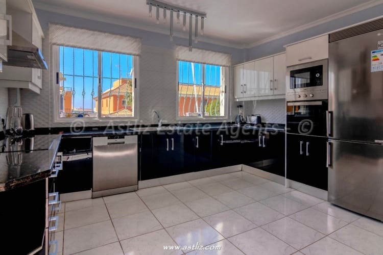 5 soverom Villa til salgs i Callao Salvaje med svømmebasseng - € 1 130 000 (Ref: 8940936)