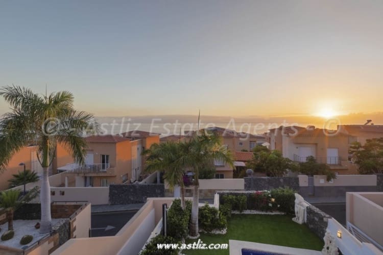 4 soveværelse Villa til salg i Puerto Santiago med swimmingpool - € 1.125.000 (Ref: 9061975)