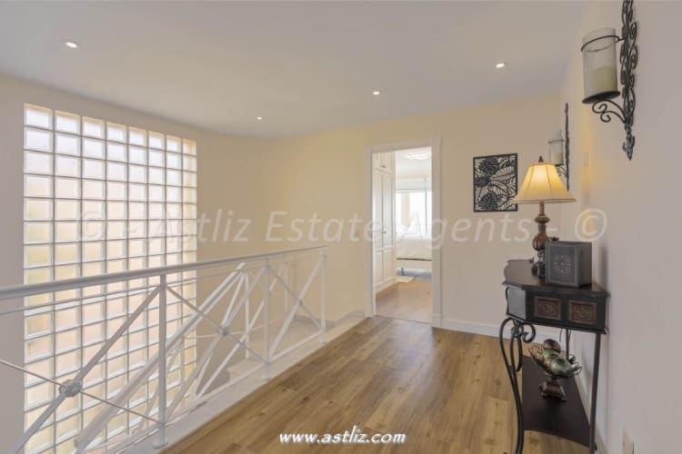 4 soveværelse Villa til salg i Puerto Santiago med swimmingpool - € 1.125.000 (Ref: 9061975)