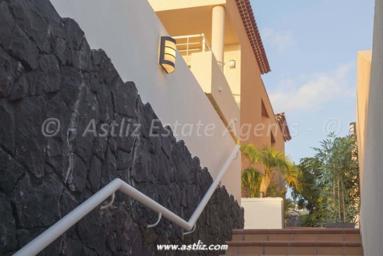 4 soveværelse Villa til salg i Puerto Santiago med swimmingpool - € 1.125.000 (Ref: 9061975)