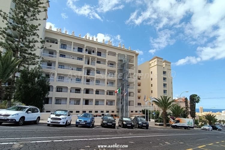2 bedroom Apartment for sale in Los Cristianos with pool - € 325,000 (Ref: 9095730)