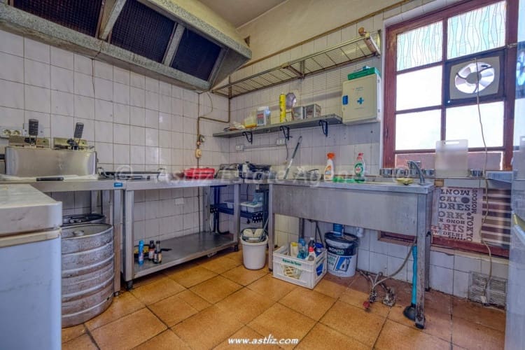 Commercial for sale in Puerto Santiago - € 225,000 (Ref: 9199998)