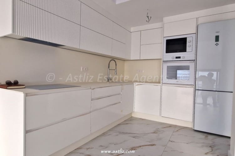 2 slaapkamer Appartement te koop in Los Gigantes met zwembad - € 575.000 (Ref: 9216369)