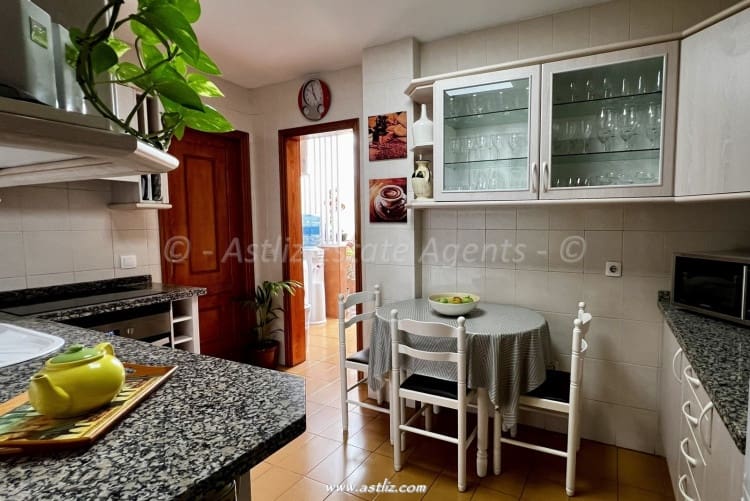 4 bedroom Apartment for sale in Adeje - € 299,250 (Ref: 9322136)