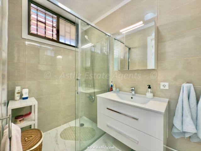 1 sypialnia Apartament na sprzedaż w Los Cristianos, Arona z basenem - 425 000 € (Ref: 9553116)