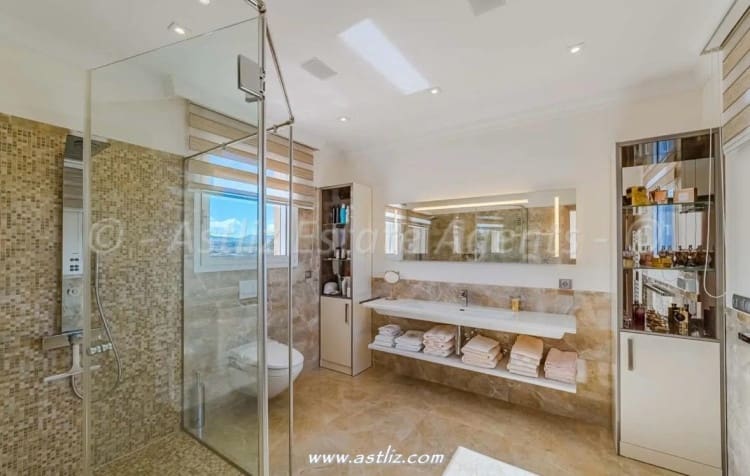 4 bedroom Villa for sale in La Caleta Adeje with pool - € 3,900,000 (Ref: 9638912)