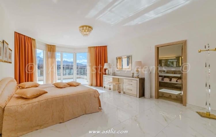 4 bedroom Villa for sale in La Caleta Adeje with pool - € 3,900,000 (Ref: 9638912)